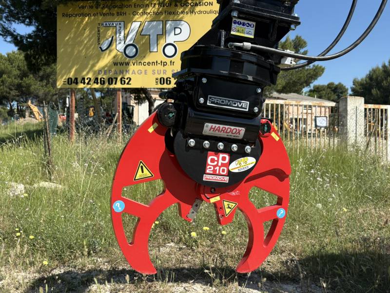 Croc béton PROMOVE CP210 en intervention sur chantier de démolition à Aix-en-Provence 13100 avec mini-pelle compacte.